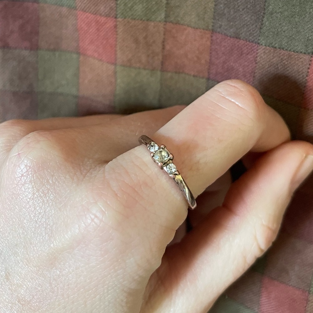 Dainty crystal and gold tone ring Sz 7